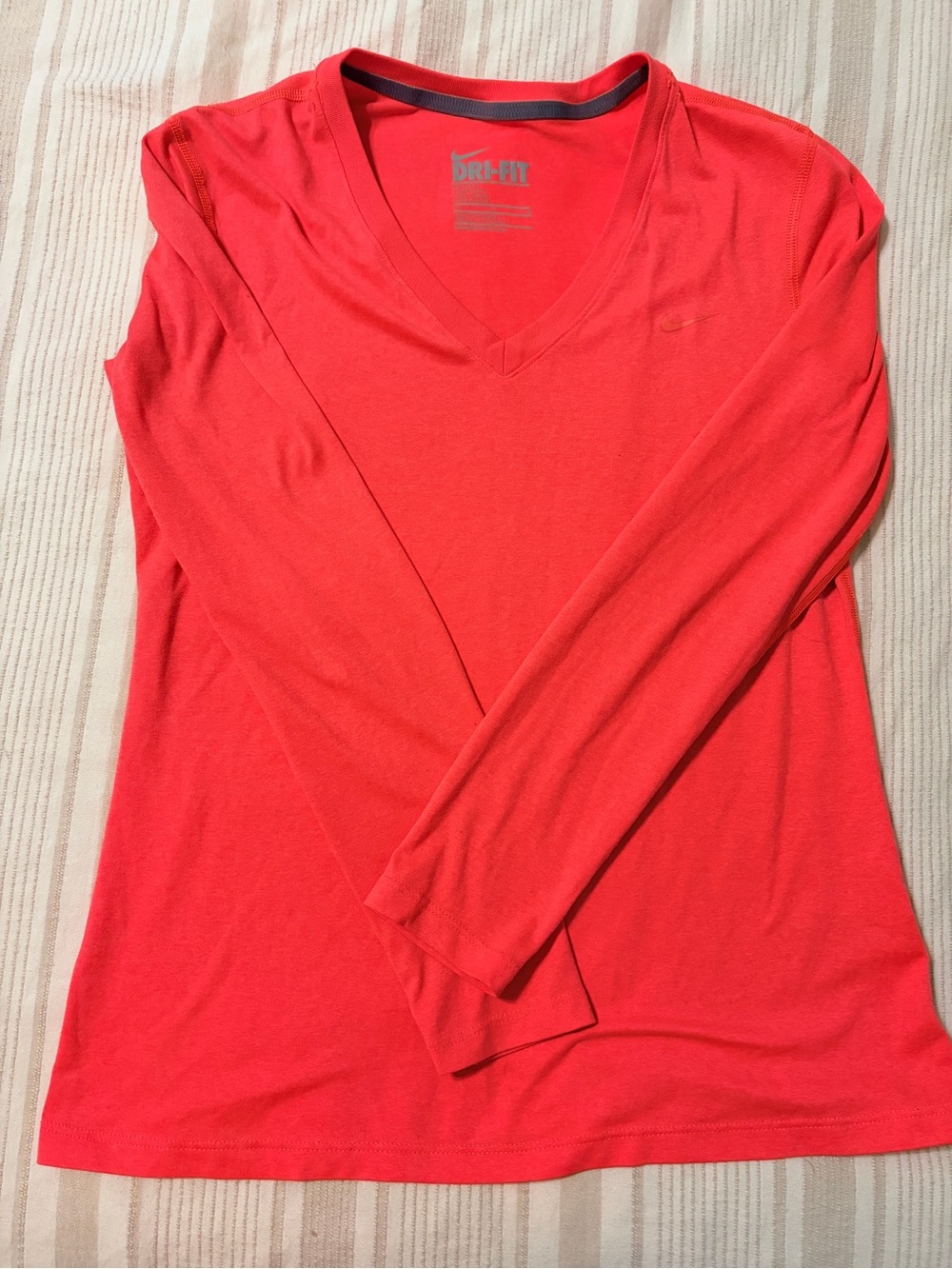Nike Dri-FIT Women’s Medium bright pink Long Sleeve V-Neck Athletic Shirt